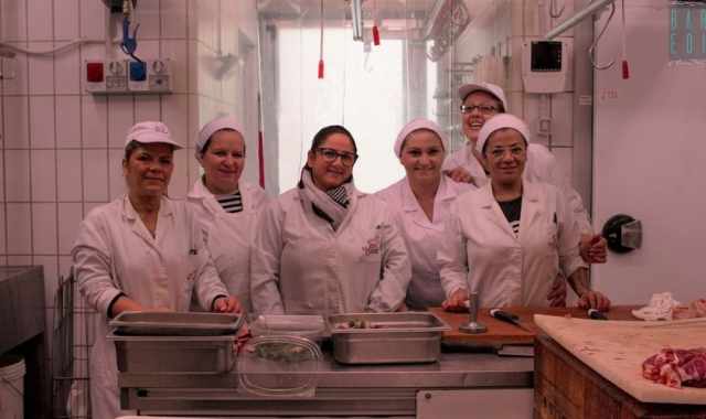 Lunghi coltelli e unghie smaltate: a Triggiano dietro al bancone ci sono 6 macellaie